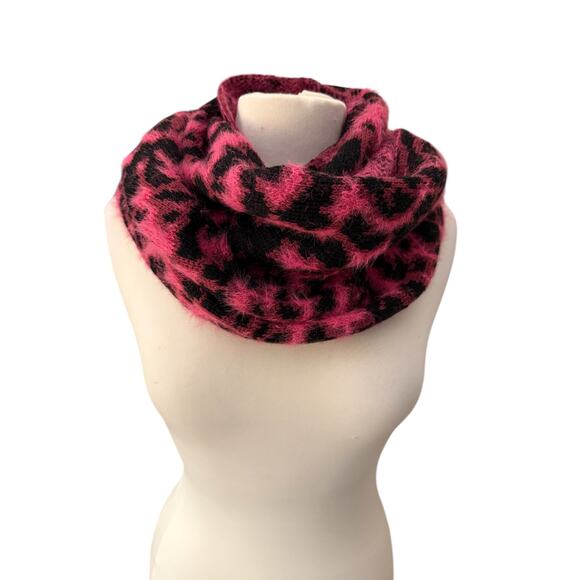 DKNY Fuzzy Animal Print Knit Scarf Pink One Size New with Tags - Picture 5 of 7